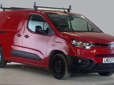 Usado Toyota Proace 120 HP (88 kW) 2023 Vermelho Monovolume