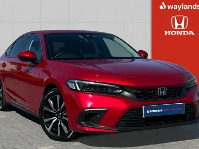 Begagnad Honda Civic Elegance 184 HK (135 kW) 2024 Röd Halvkombi