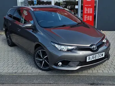 Usado Toyota Auris Design 116 HP (85 kW) 2018 Castanho Carrinha
