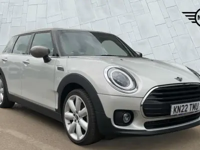 Usado Mini Cooper Clubman Exclusive 134 CV (98 kW) 2022 Plateado Familiar