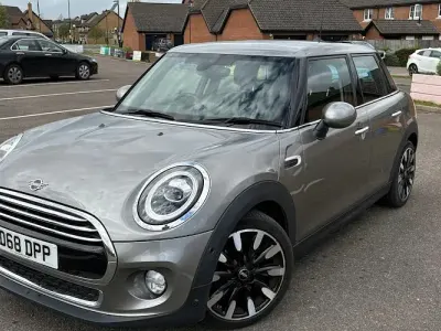 Usado Mini Cooper Comfort 136 HP (100 kW) 2019 Prateado Citadino