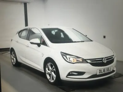 Used Vauxhall Astra SRi 105 HP (77 kW) 2016 White Hatchback