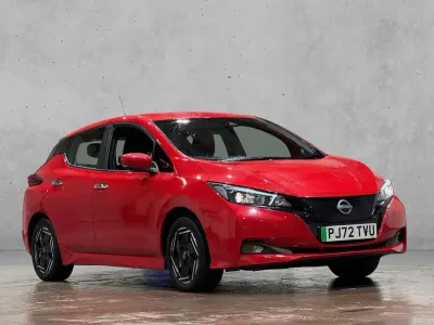 Gebraucht Nissan Leaf Acenta 110 kW (150 PS) 2022 Rot Kleinwagen