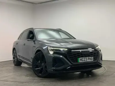 Usado Audi Q8 e-tron Comfort 300 kW (408 HP) 2023 Cinzento SUV