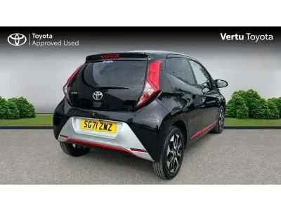 Begagnad Toyota Aygo Trend 72 HK (52 kW) 2021 Svart Halvkombi