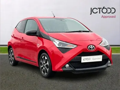 Usado Toyota Aygo Trend 72 CV (52 kW) 2020 Rojo Utilitario