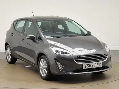Usado Ford Fiesta Zetec 85 CV (62 kW) 2019 Gris Utilitario