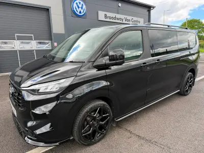 Usado Ford Tourneo Titanium 170 CV (125 kW) 2025 Negro Monovolumen