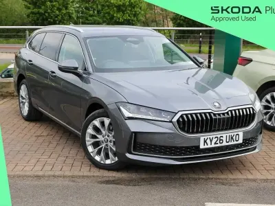 Neu Skoda Superb SE L 150 PS (110 kW) 2026 Grau Kombi