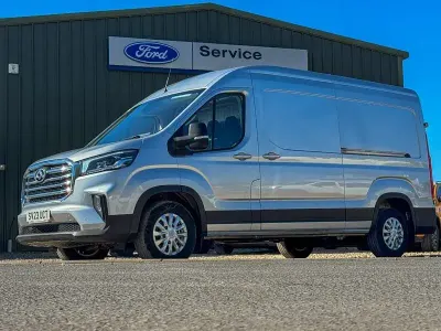 Usado Maxus V90 150 HP (110 kW) 2023 Prateado Van