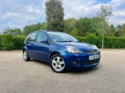 Begagnad Ford Fiesta Zetec 2009 Blå Halvkombi