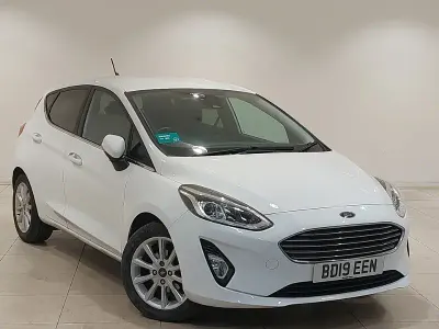 Begagnad Ford Fiesta Titanium 100 HK (73 kW) 2019 Vit Halvkombi