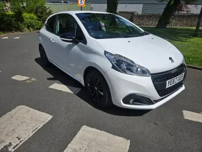 Used Peugeot 208 2017 White Hatchback