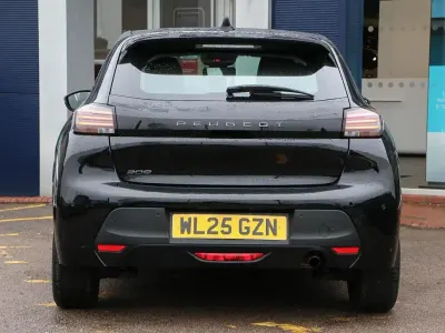 Käytetty Peugeot 208 Style 99 HP (72 kW) 2025 Musta Viistoperä