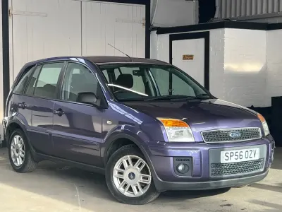 Used Ford Fusion Zetec 101 HP (74 kW) 2006 Purple Hatchback
