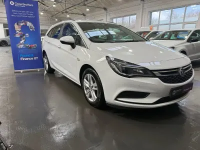 Used Vauxhall Astra Design Edition 2017 White Estate