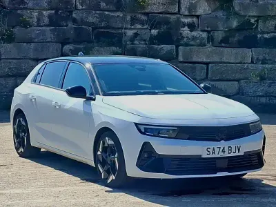 Used Vauxhall Astra GSe 225 HP (165 kW) 2024 White Hatchback