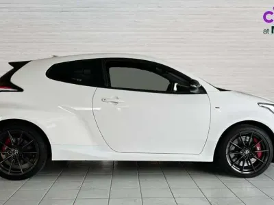 Used Toyota Yaris 257 HP (189 kW) 2021 White Hatchback