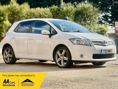 Used Toyota Auris SR 132 HP (97 kW) 2011 White Hatchback
