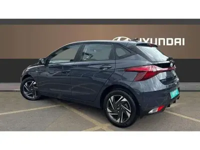 Begagnad Hyundai i20 SE 100 HK (73 kW) 2023 Grå Halvkombi