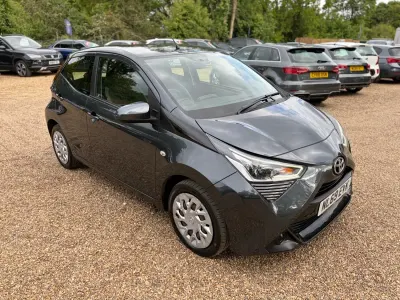 Usado Toyota Aygo X-play 2019 Gris Utilitario