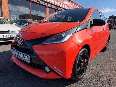 Begagnad Toyota Aygo X-cite 69 HK (50 kW) 2015 Orange Halvkombi