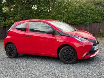 Gebraucht Toyota Aygo 68 PS (50 kW) 2014 Rot Kleinwagen