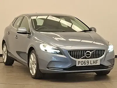 Gebraucht Volvo V40 Inscription 152 PS (111 kW) 2019 Blau Kleinwagen