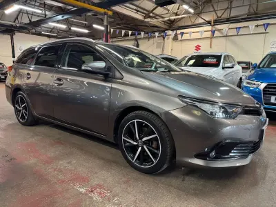 Usado Toyota Auris Design 116 HP (85 kW) 2018 Castanho Carrinha
