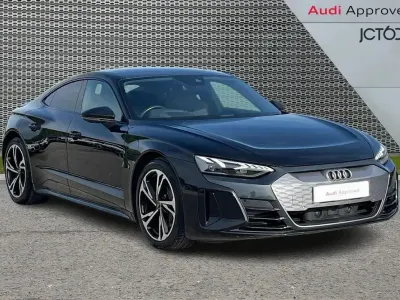 Begagnad Audi e-tron GT quattro Comfort 384 kW (523 HK) 2023 Svart Sedan