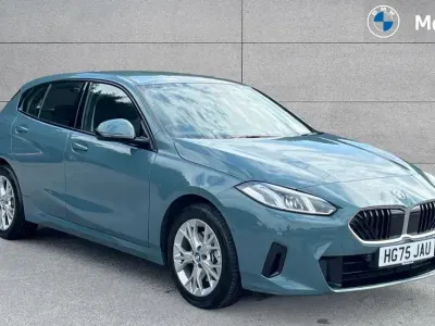 Ny BMW 120 Sport Line 168 HK (123 kW) 2026 Grön Halvkombi