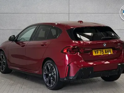 Begagnad BMW 120 M Sport 2025 Röd Halvkombi