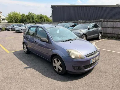 Usado Ford Fiesta Zetec 80 CV (58 kW) 2007 Azul Utilitario