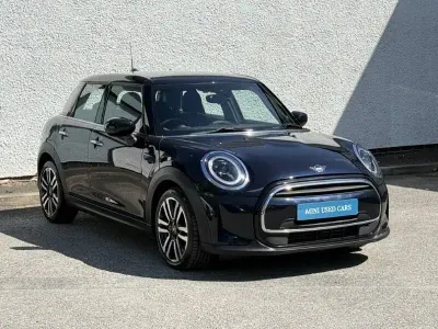 Usado Mini Cooper Exclusive 134 CV (98 kW) 2023 Negro Utilitario