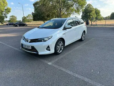 Used Toyota Auris Hybrid 2015 White Estate