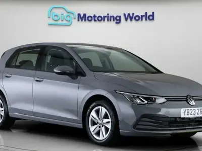 Begagnad VW Golf VIII S 116 HK (85 kW) 2023 Grå Halvkombi