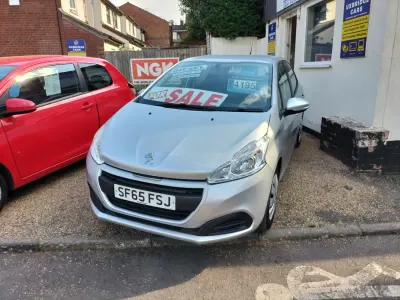 Używany Peugeot 208 Access 2015 Srebrny Hatchback