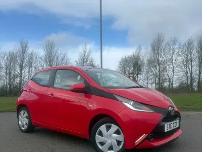 Usado Toyota Aygo X-play 69 CV (50 kW) 2017 Rojo Utilitario
