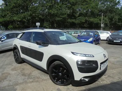 Used Citroën C4 Cactus Flair 100 HP (73 kW) 2015 White Hatchback