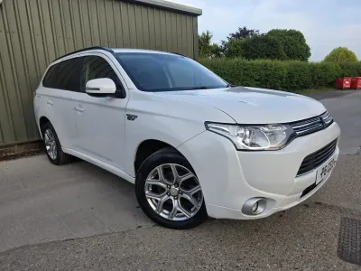 Used Mitsubishi Outlander P-HEV 2015 White Estate