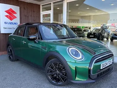 Usado Mini Cooper Exclusive 136 CV (100 kW) 2024 Verde Utilitario