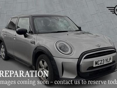 Usado Mini Cooper Classic 134 HP (98 kW) 2023 Prateado Citadino