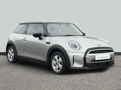 Usado Mini Cooper Classic 134 HP (98 kW) 2023 Prateado Citadino