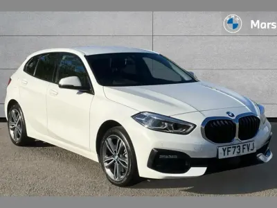Usado BMW 118 Sport Line 134 CV (98 kW) 2023 Blanco Utilitario
