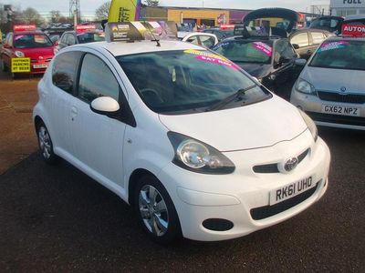 Used Toyota Aygo 67 HP (49 kW) 2011 White Hatchback