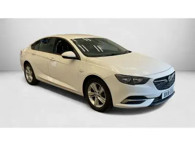 Used Vauxhall Insignia Design Edition 136 HP (100 kW) 2018 White Hatchback