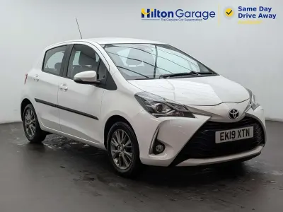 Used Toyota Yaris 107 HP (78 kW) 2019 White Hatchback