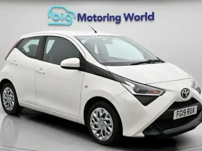 Used Toyota Aygo X-play 72 HP (52 kW) 2019 White Hatchback