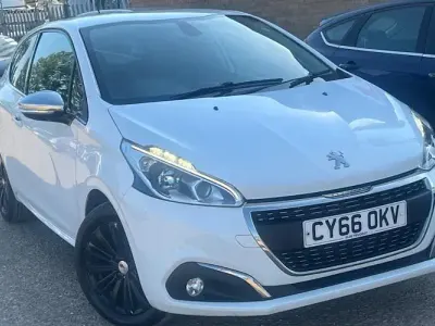 Used Peugeot 208 Allure 82 HP (60 kW) 2016 White Hatchback