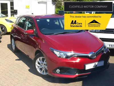 Usado Toyota Auris Business Edition 116 HP (85 kW) 2017 Vermelho Citadino